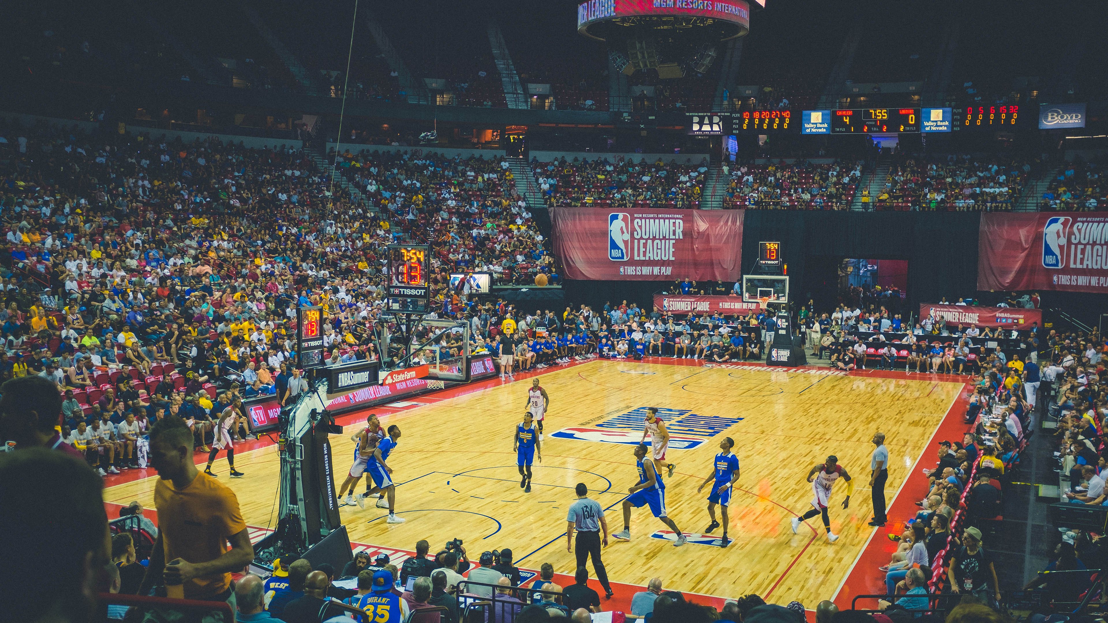 德罗赞狂飙破纪录，勇士巅峰对决力克雄鹿